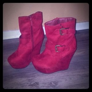 🎁4/$20🎁Breckelle's red wedge heal booties